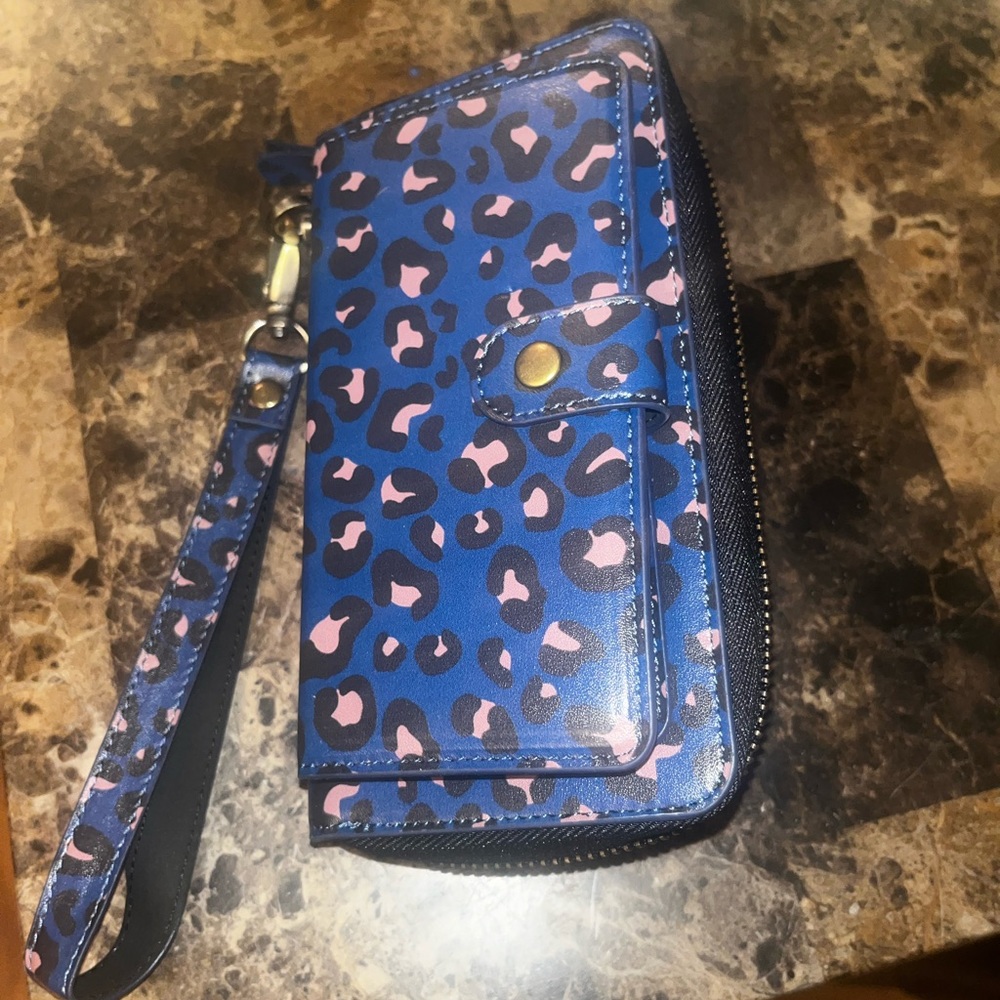 Mahalo wallet with magnet case